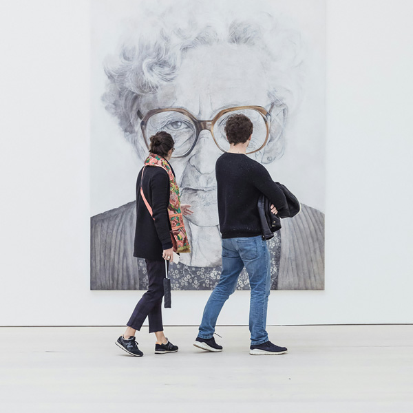 couple-art-gallery